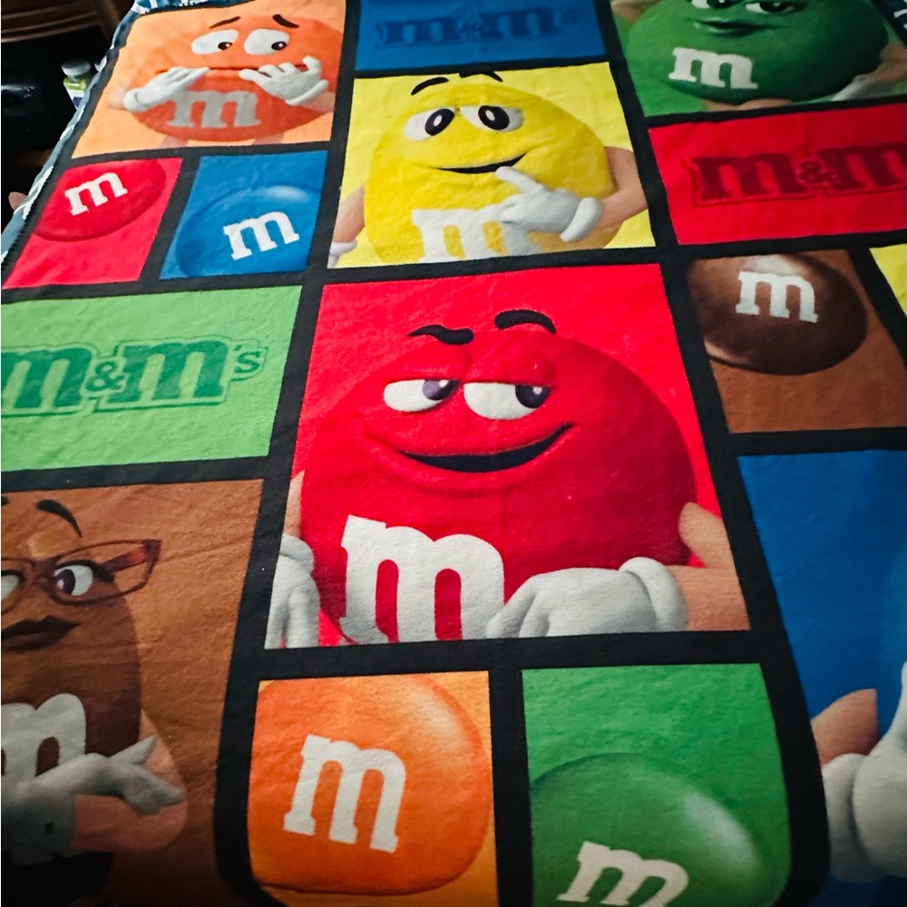 M & M Vibrant Colors Lightweight Fleece Throw Blanket 50 X 60” Preowned.